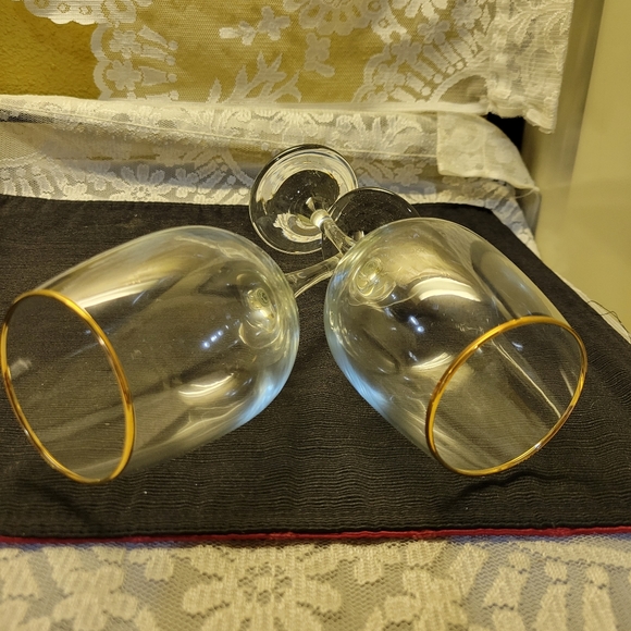 2 Gibsons NIB Gold Rimmed Long Stem Wine Glasses - Picture 4 of 7